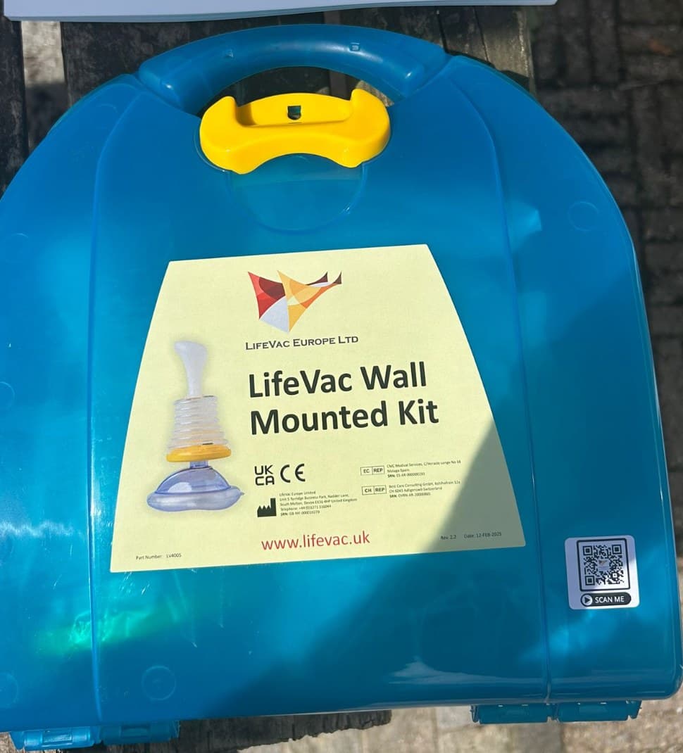 De blauwe wandkoffer van de LifeVac Wall Mounted Kit